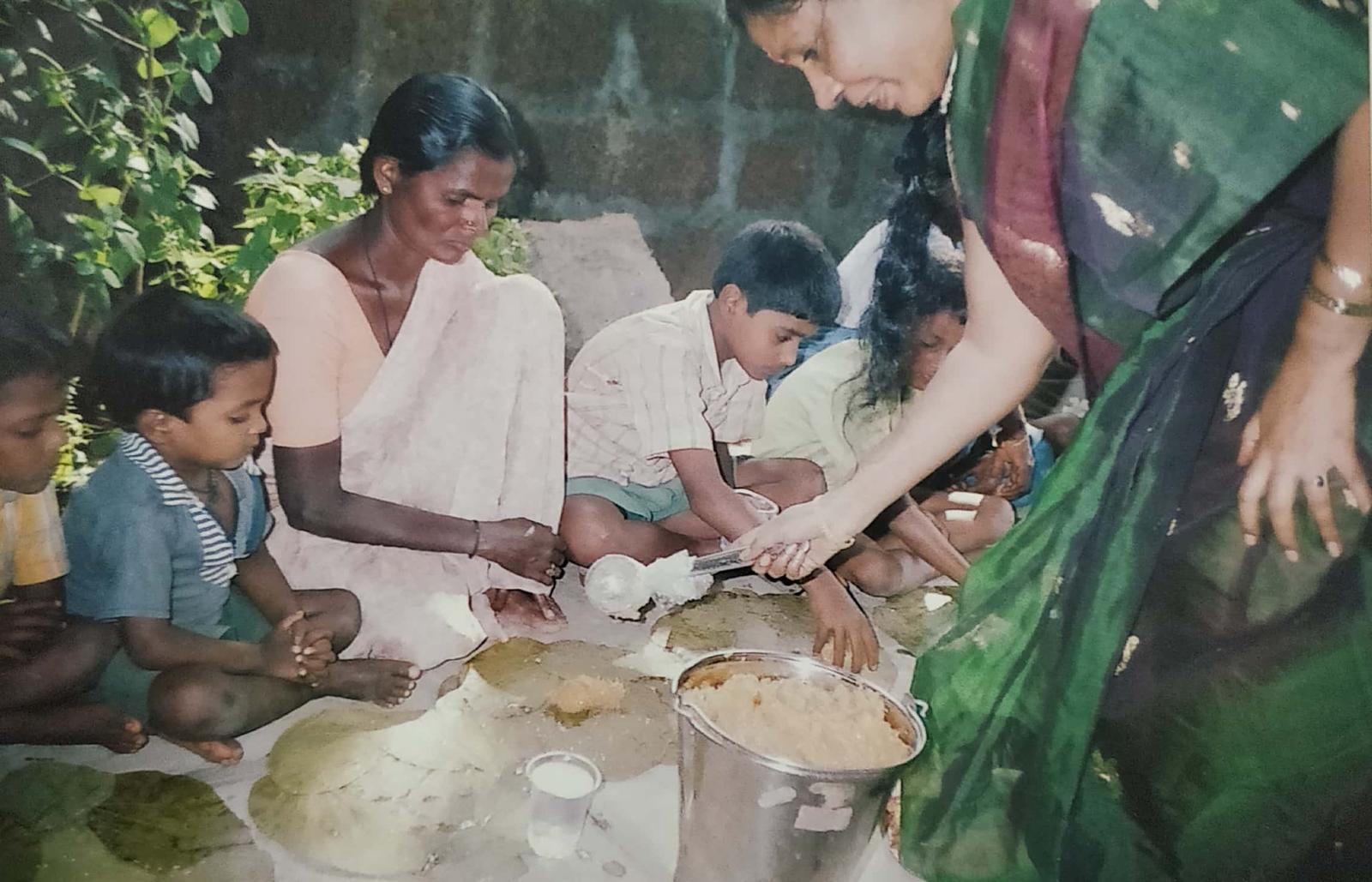 Annadhanam serving